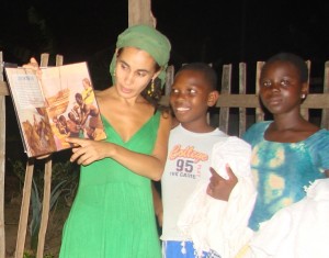 Abena Feliciano reading to Ghanaian children
